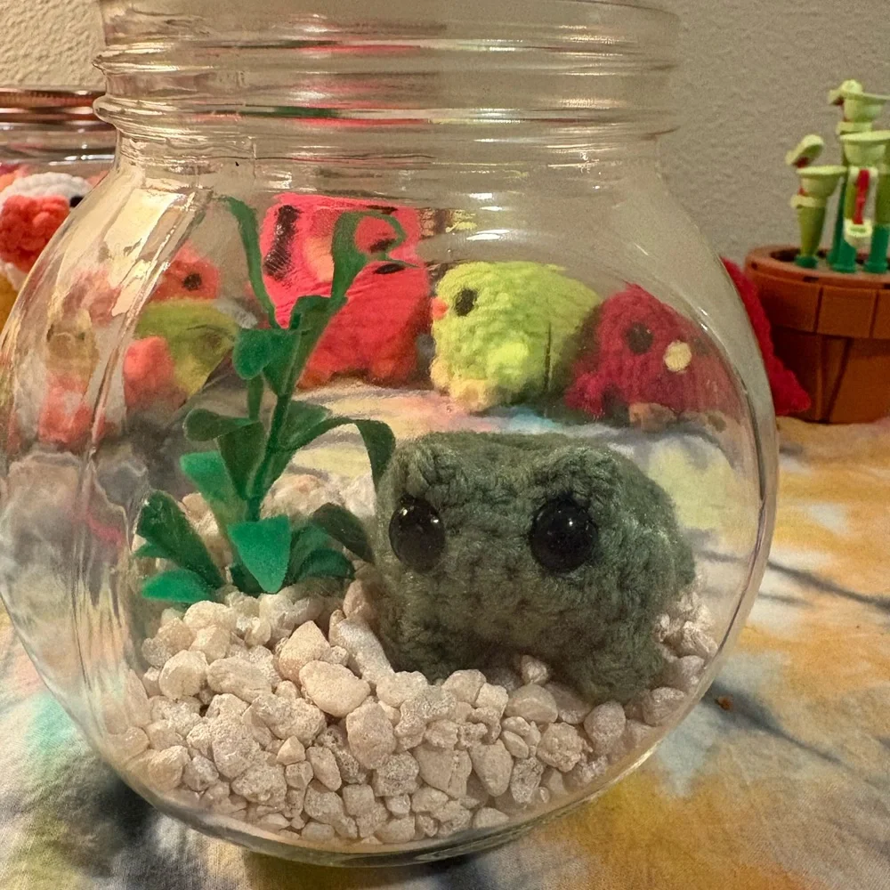 Handmade tiny frog crochet desk pets with tank